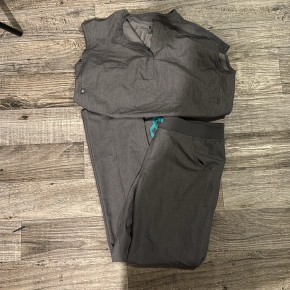 Figs Graphite Scrub Set - Picture 2 of 2